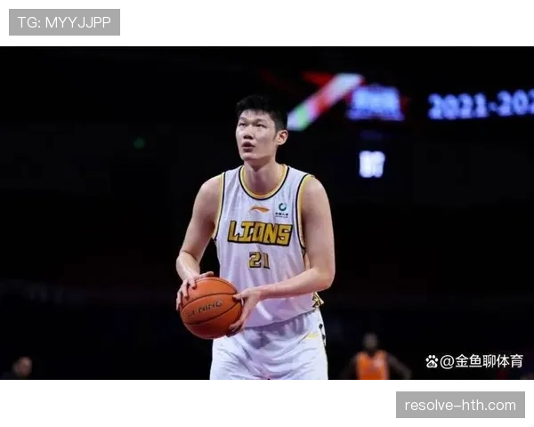 胡金秋街头随便穿，抬手那块表瞬间把我打回月光族